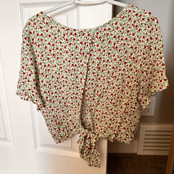 Open tie back top - Picture 2 of 3